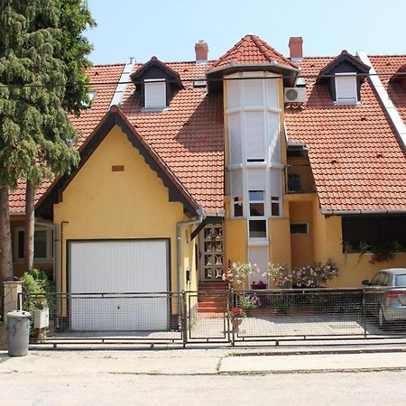 Abigel Vendeghaz Hotel Harkany Bagian luar foto