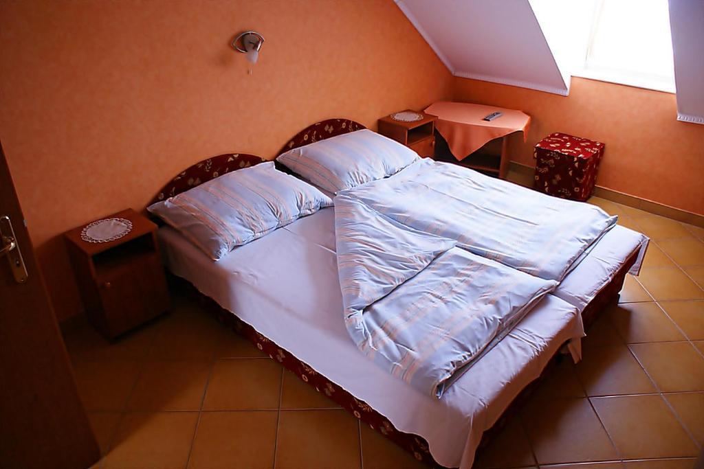Abigel Vendeghaz Hotel Harkany Bagian luar foto